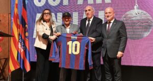 Merecido reconocimiento al gran Hugo Sotil de parte del F.C. Barcelona de España en su 125 Aniversario