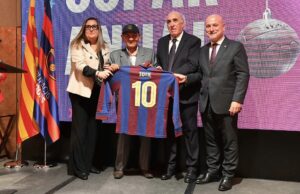 Merecido reconocimiento al gran Hugo Sotil de parte del F.C. Barcelona de España en su 125 Aniversario
