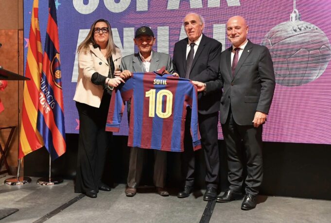 Merecido reconocimiento al gran Hugo Sotil de parte del F.C. Barcelona de España en su 125 Aniversario