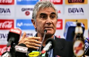 Juan Carlos Oblitas anunció que no renunciará a su cargo pues quiere seguir apoyando a la Selección