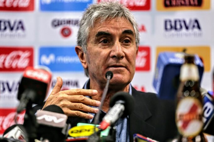 Juan Carlos Oblitas anunció que no renunciará a su cargo pues quiere seguir apoyando a la Selección
