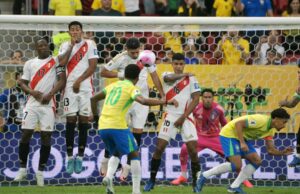 Carlos Zambrano no jugará por Perú ante Chile al ser suspendido una fecha por Conmebol