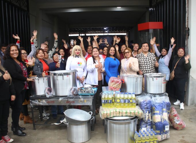 Susy Díaz y Florcita Polo, junto a la Fundación «Uniendo Corazones», llevan Ayuda Social a Carabayllo