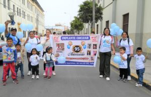 Médicos, pacientes y Clowns pintaron las calles de alegría y color con el Gran Corso por el 95°Aniversario de INSN