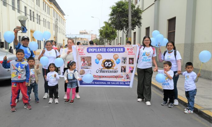 Médicos, pacientes y Clowns pintaron las calles de alegría y color con el Gran Corso por el 95°Aniversario de INSN