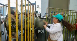 Tensión en el Centro de Lima: Manifestantes se enfrentan a la policía frente al Congreso