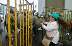 Tensión en el Centro de Lima: Manifestantes se enfrentan a la policía frente al Congreso