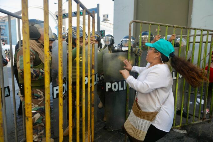 Tensión en el Centro de Lima: Manifestantes se enfrentan a la policía frente al Congreso