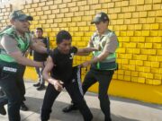 Se enfrentan manifestantes y policías en frontis de APEC