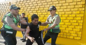 Se enfrentan manifestantes y policías en frontis de APEC