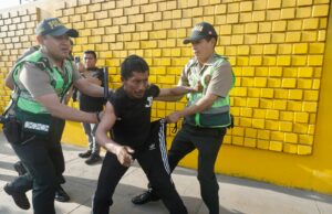 Se enfrentan manifestantes y policías en frontis de APEC