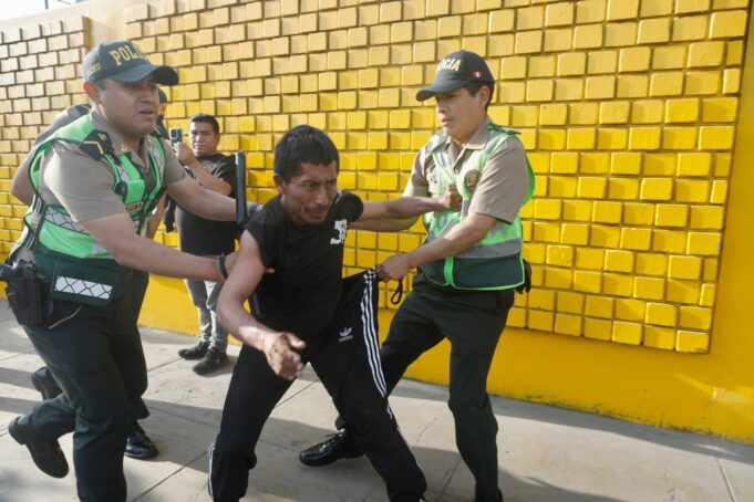 Se enfrentan manifestantes y policías en frontis de APEC