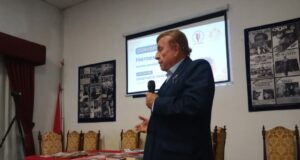 Conversatorio: «Héroes con pluma»