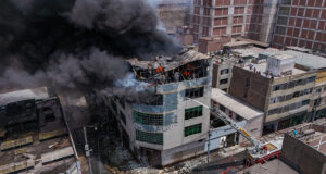 Incendio Cercado de Lima: cerca a colegio y Mesa Redonda, bomberos intentan controlar fuego nivel 3