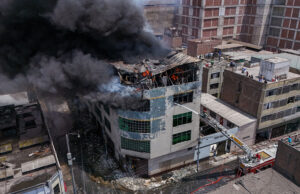Incendio Cercado de Lima: cerca a colegio y Mesa Redonda, bomberos intentan controlar fuego nivel 3