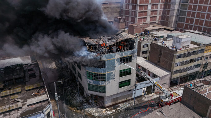 Incendio Cercado de Lima: cerca a colegio y Mesa Redonda, bomberos intentan controlar fuego nivel 3