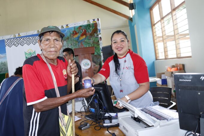 Cusco: Pensión 65 entrega tarjetas de débito a usuarios de tres pueblos originarios de Megantoni