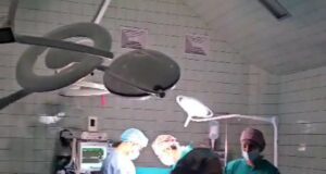 Médicos operan con luz de celulares mientras presidenta ejecutiva enfrenta serias investigaciones