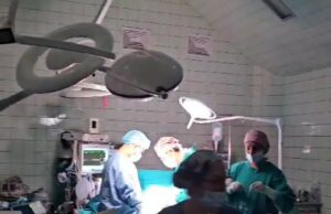 Médicos operan con luz de celulares mientras presidenta ejecutiva enfrenta serias investigaciones