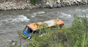 Tragedia en Áncash: caída de ómnibus a río Puchka deja un muerto y más de 10 heridos