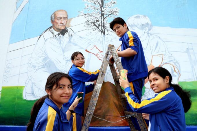 Pensión 65: estudiantes realizan emotivo muralpara revalorar el rol de los adultos mayores