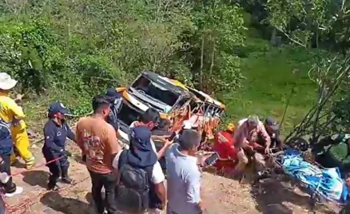 Accidente en viaje de promoción escolar en Moyobamba: se eleva a 12 los fallecidos del bus que cayó a un abismo