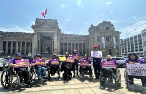 Mujeres con discapacidad realizan plantón contra la violencia