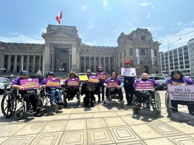 Mujeres con discapacidad realizan plantón contra la violencia