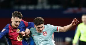 Atlético de Madrid lo ganó en el final al Barcelona 2-1 y es líder de la Liga de España