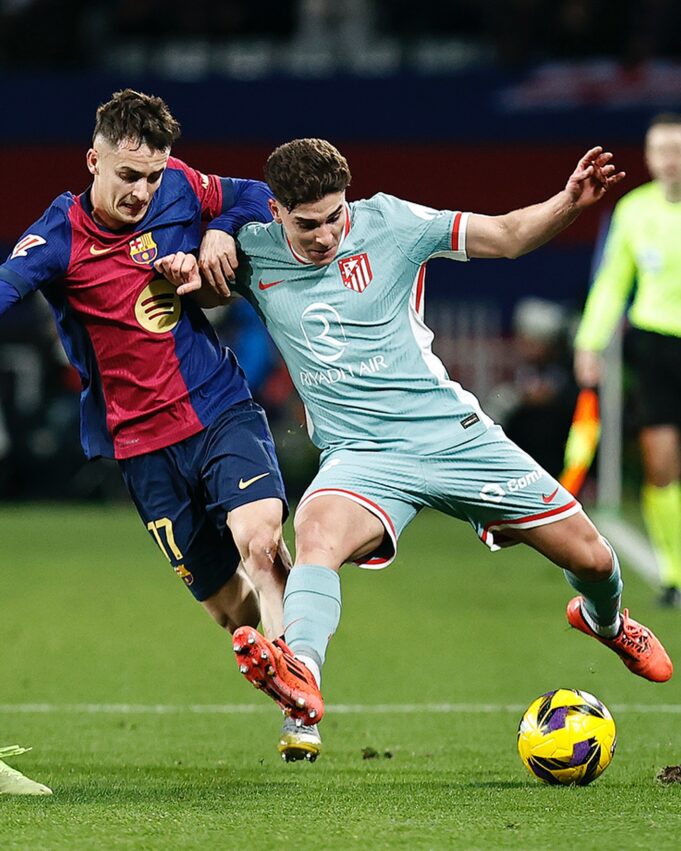 Atlético de Madrid lo ganó en el final al Barcelona 2-1 y es líder de la Liga de España