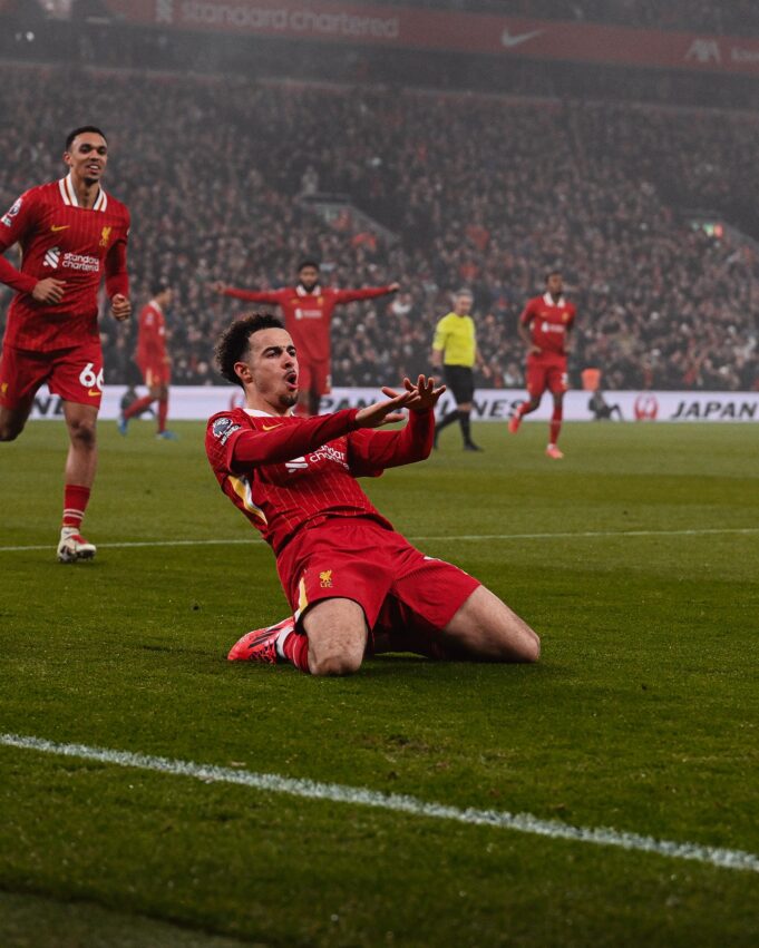 Liverpool ganó al Leicester 3-1 y se aleja más en la punta de la Premier League