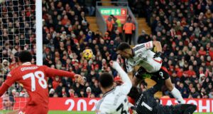 Liverpool no pudo con Fulham empatando 2-2 en Anfield y el Chelsea se puede acercar más