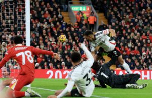 Liverpool no pudo con Fulham empatando 2-2 en Anfield y el Chelsea se puede acercar más
