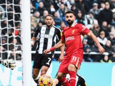 Liverpool sufrió y rescató un punto en su visita al Newcastle 3-3 y sigue al frente de la Premier