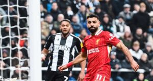 Liverpool sufrió y rescató un punto en su visita al Newcastle 3-3 y sigue al frente de la Premier