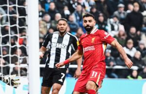 Liverpool sufrió y rescató un punto en su visita al Newcastle 3-3 y sigue al frente de la Premier