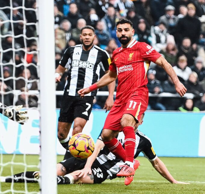 Liverpool sufrió y rescató un punto en su visita al Newcastle 3-3 y sigue al frente de la Premier