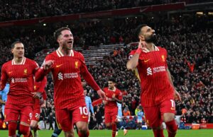 Líder Liverpool venció al Manchester City 2-0 y le sacó 11 puntos de ventaja en la Premier League