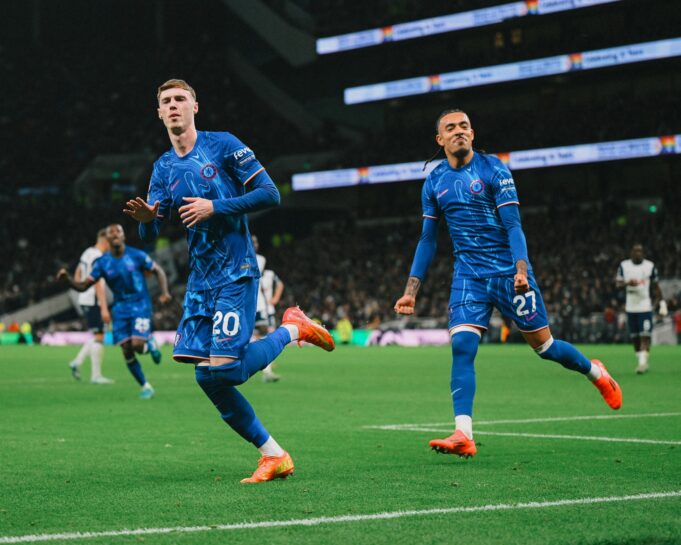 Chelsea amenaza al líder Liverpool en la Premier League tras ganar al Tottenham 4-3
