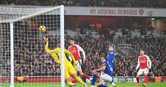 Arsenal trepó al segundo lugar de la Premier League al vencer al Ipswich 1-0