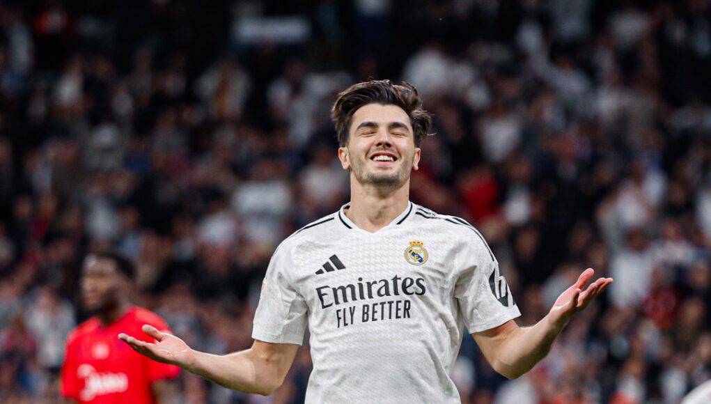 Real Madrid goleó al Sevilla 4-2 y es escolta del Atlético de Madrid en Liga de España