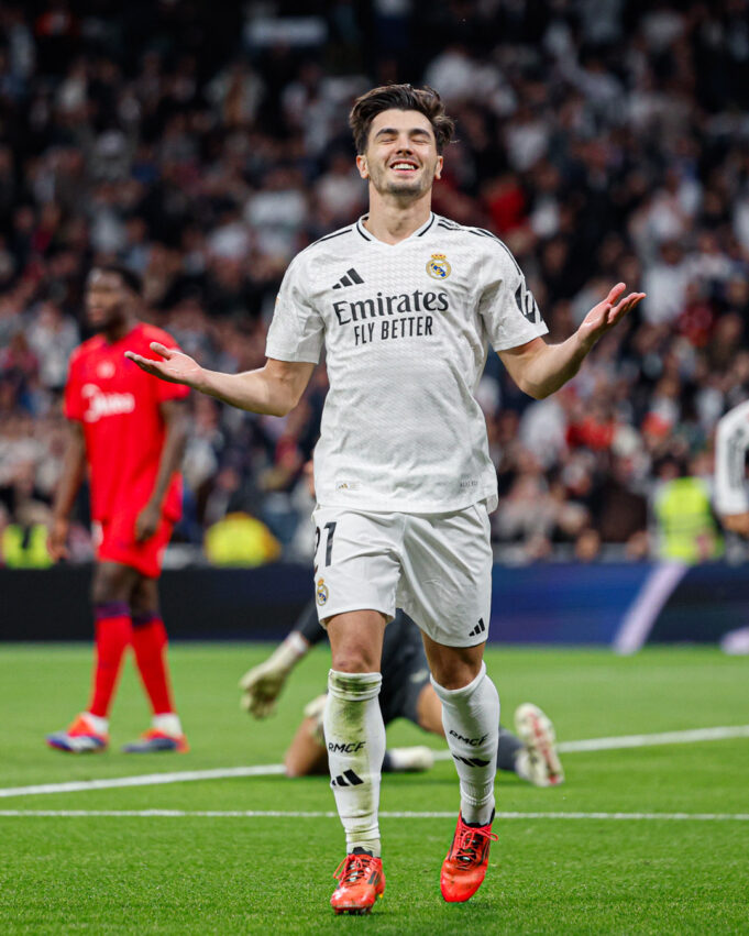 Real Madrid goleó al Sevilla 4-2 y es escolta del Atlético de Madrid en Liga de España