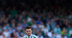 Líder Barcelona volvió a tropezar al empatar de visita con Betis 2-2 en la Liga de España