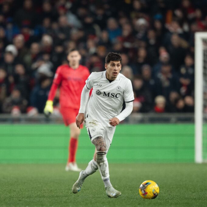 Nápoles pasó a la punta del Calcio Italiano al vencer a Génova 2-1 de visitante