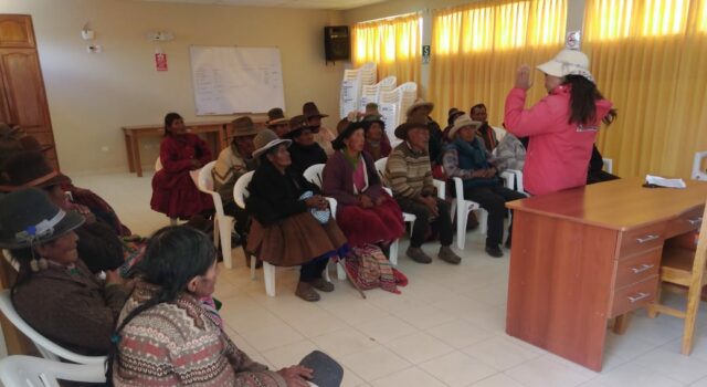 Cusco: Programa PAIS y Pensión 65 brindan capacitación en quechua sobre inclusión financiera a adultos mayores de Toccoccori