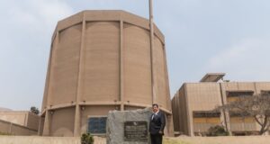 El Instituto Peruano de Energía Nuclear produce agujas de Iridio 192 para combatir el cáncer de ojo.