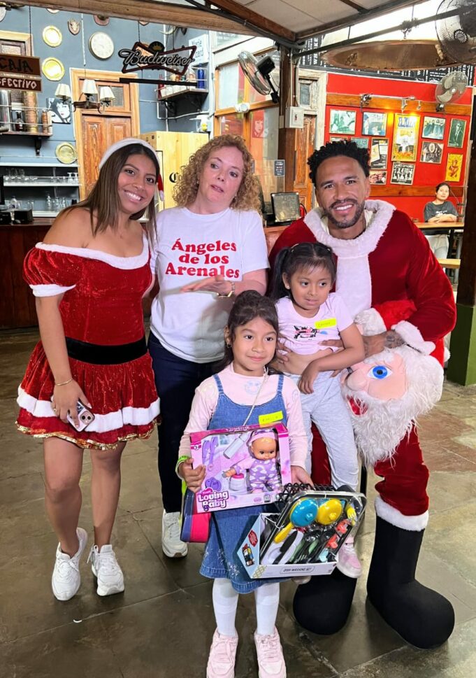 Pedro Gallese se vistió de Papá Noel por los niños con cáncer y leucemia