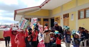 Niños arequipeños celebran navidad con rica chocolatada y juguetes a más de 4200 metros de altura en Tambo Cota Cota
