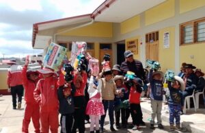 Niños arequipeños celebran navidad con rica chocolatada y juguetes a más de 4200 metros de altura en Tambo Cota Cota