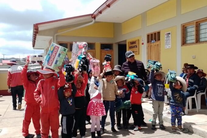 Niños arequipeños celebran navidad con rica chocolatada y juguetes a más de 4200 metros de altura en Tambo Cota Cota